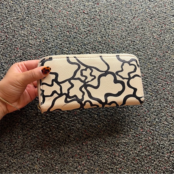 Black & White Cream Swirl Circle Blob Pattern Design Clutch Wallet Accessory - Picture 5 of 16